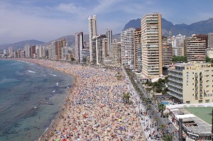 Los extranjeros se han atrincherado y bajan a la playa bajo el grito de "No nos moverán"