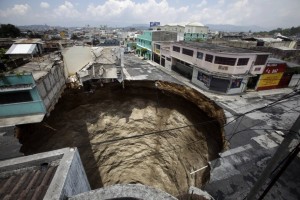 La supresión del Ministerio de Vivienda nos dejaría presupuesto para tapar los agujeros que él mismo ha ido creando