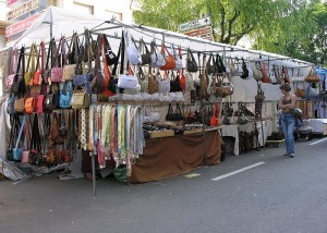 ¡Como los tengo, oiga! ¡Pisos a 1 euro, a 1 euro, oiga! ¡El que sabe se lo llevaaaa!