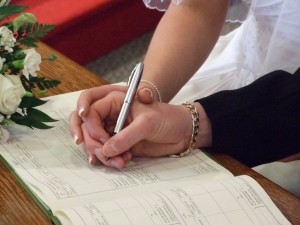 Firmar una hipoteca te ata más que firmar el contrato matrimonial