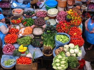 A ver, me pone usted un par de pepinos, dos tomates y la cuota de la hipoteca, por favor